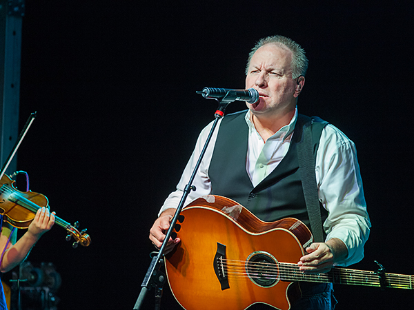 Photo of country music artist Collin Raye performing